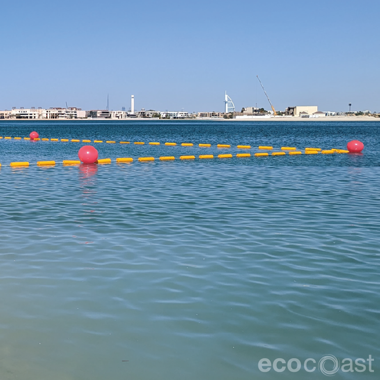 Playa segura con barreras Ecocoast distribuidas por Proaton Marine