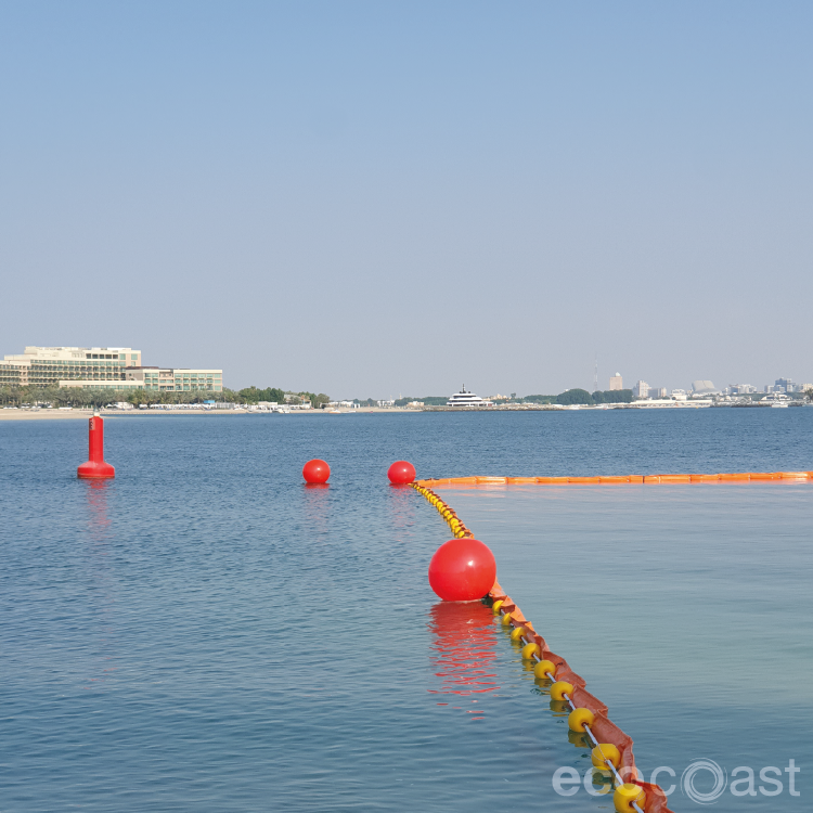 Barrera Ecobarrier Jellyfish Safety Net instalada en playa turística para protección contra medusas