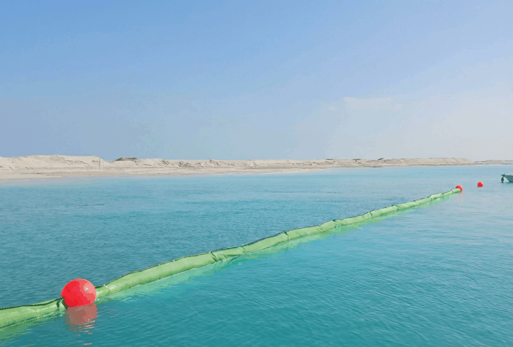 Silt Curtain Green instalada en zona costera para control de sedimentos sin uso de EPS