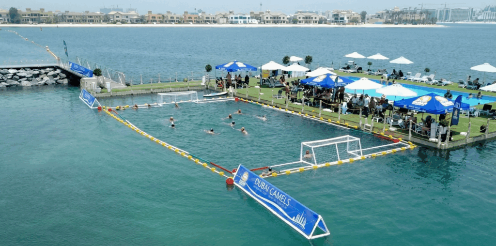 Zona de juego acuático delimitada con Ecobarrier Swimming Safety Barriers durante un evento turístico